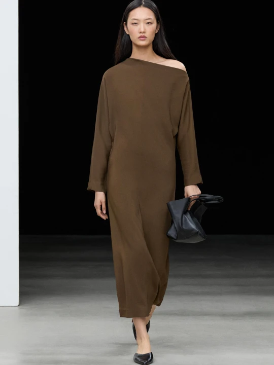 Zdjęcie produktu Lejąca Sukienka Średniej Długości Z Asymetrycznym Dekoltem - Brązowy - 38 (M) - Massimo Dutti - Female