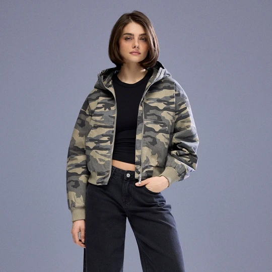 Zdjęcie produktu Lekko ocieplana kurtka z kapturem i motywem camo House