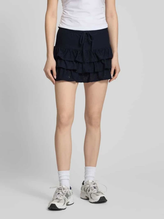 Zdjęcie produktu Lekko rozkloszowany skort mini z haftem angielskim model 'SMILLA' Only Granatowy