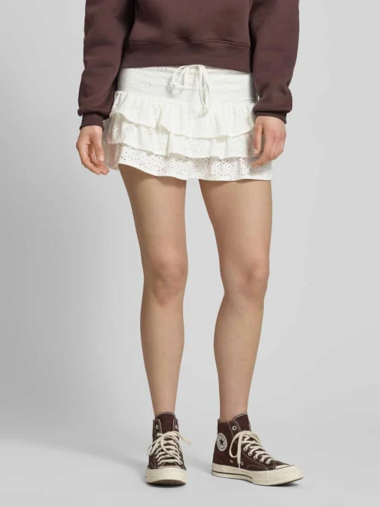 Zdjęcie produktu Lekko rozkloszowany skort mini z haftem angielskim model 'SMILLA' Only Złamany biały