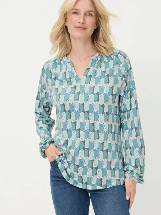 Zdjęcie produktu LENZING™ ECOVERO™ Miętowa bluzka damska Hannah z geometrycznym wzorem – Soft Vibes Olsen