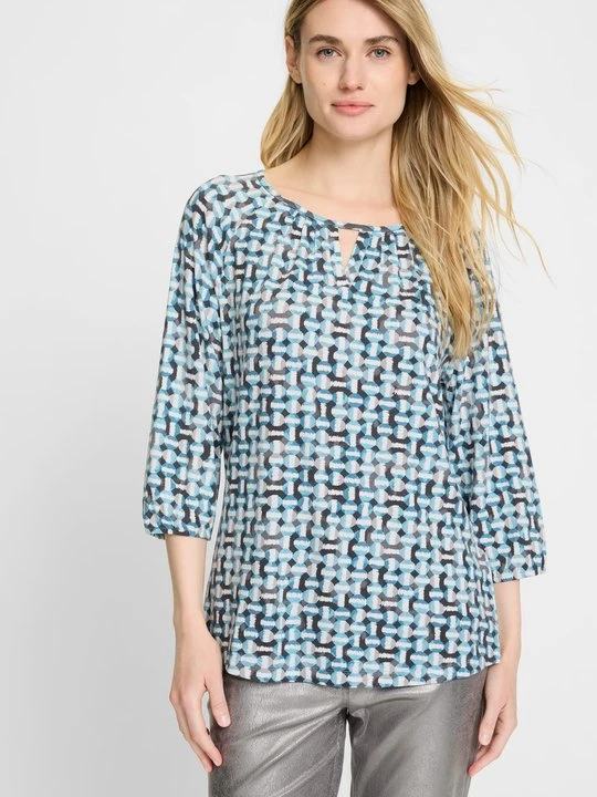 Zdjęcie produktu LENZING™ ECOVERO™ Niebieska wiskozowa bluzka damska Hannah z geometrycznym printem – Cosmic Chic Olsen