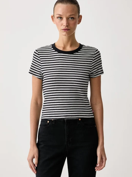 Zdjęcie produktu Levi's T-shirt damski bawełniany z elastanem ESSENTIAL BABY czarny