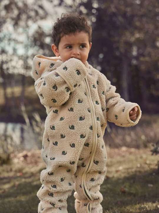 Zdjęcie produktu Lil Atelier Kombinezon polarowy "Nalo" w kolorze kremowo-zielonym rozmiar: 74 / 80 Lil' Atelier