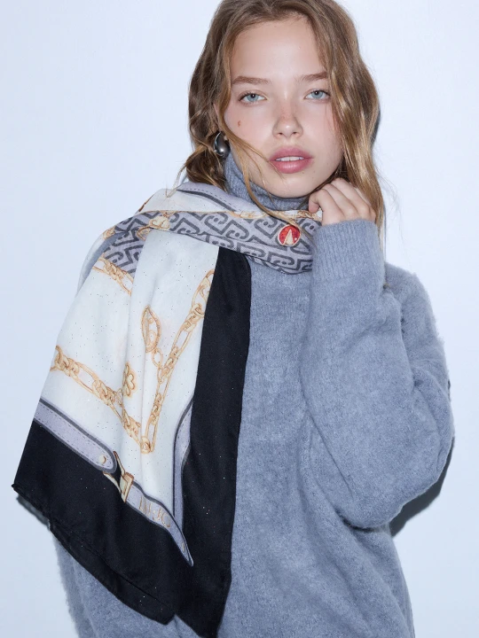 Zdjęcie produktu Liu Jo Large Scarf With Charms Print czarny