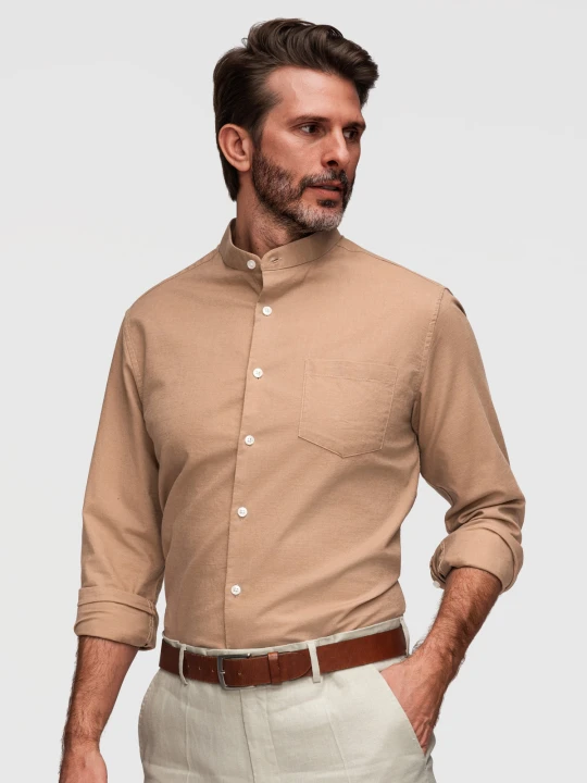 Zdjęcie produktu Lniana koszula męska ze stójką i kieszenią REGULAR FIT– jasnobrązowa V7 Ombre Clothing kawowy