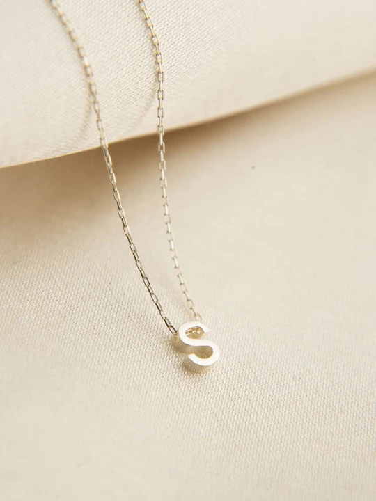 Zdjęcie produktu Lodie Silver Srebrny naszyjnik "S" z zawieszką - dł. 43 cm rozmiar: onesize