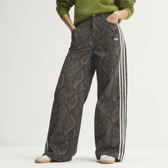 Zdjęcie produktu LUŹNE DENIMOWE SPODNIE Z NADRUKOWANYM WZOREM SKÓRY WĘŻA Adidas brązowy