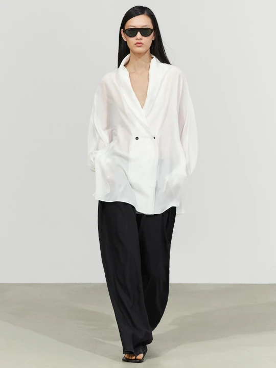 Zdjęcie produktu Koszula Kopertowa Z Kołnierzykiem W Smokingowym Stylu, 100% Jedwab - Biały Złamany - Massimo Dutti - Female