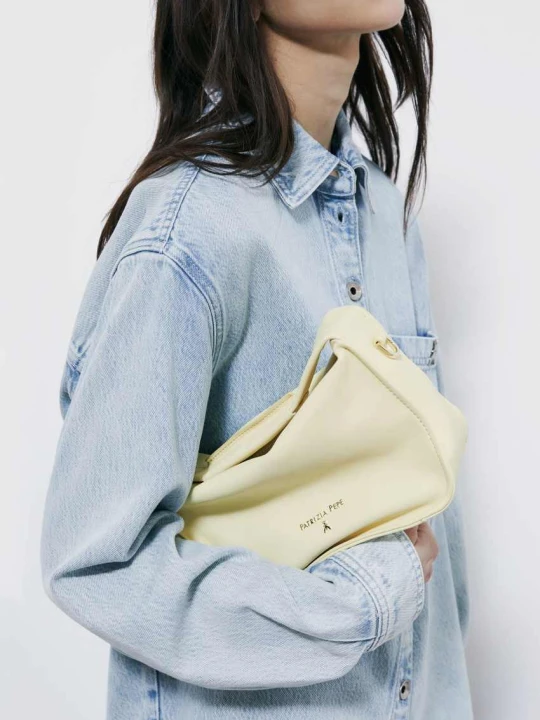 Zdjęcie produktu Mała torebka na ramię Contemporary Hobo ze skóry Patrizia Pepe żółty