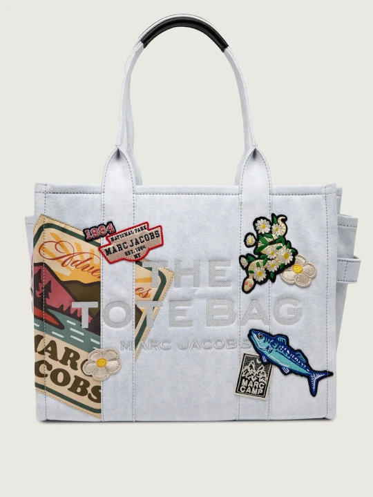 Zdjęcie produktu Marc Jacobs Jeansowa shopperka The Large Tote Camp Patchwork Denim Tote Bag błękitny