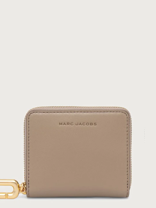 Zdjęcie produktu MARC JACOBS portfel damski skórzany SLIM COMPACT WALLET beżowy