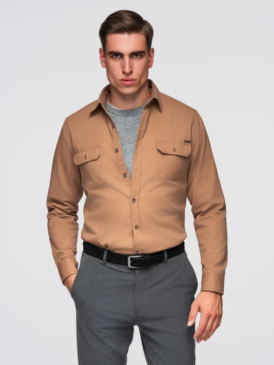 Zdjęcie produktu Męska bawełniana koszula REGULAR FIT z kieszeniami zapinanymi na guziki - camel V2 - Rozmiar: M Ombre Clothing
