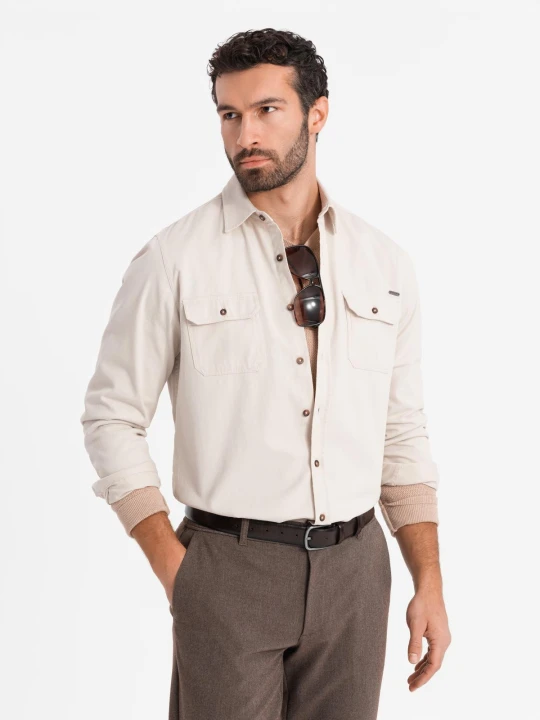 Zdjęcie produktu Męska bawełniana koszula REGULAR FIT z kieszeniami zapinanymi na guziki - kremowa V1 Ombre Clothing kremowy