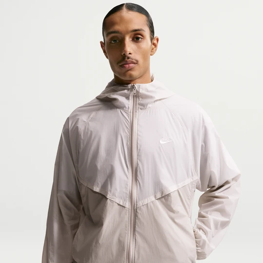 Zdjęcie produktu Męska bezpodszewkowa kurtka z zamkiem na całej długości i ochroną przed promieniowaniem UV Nike Windrunner - Brązowy