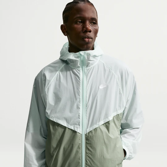 Zdjęcie produktu Męska bezpodszewkowa kurtka z zamkiem na całej długości i ochroną przed promieniowaniem UV Nike Windrunner - Zieleń