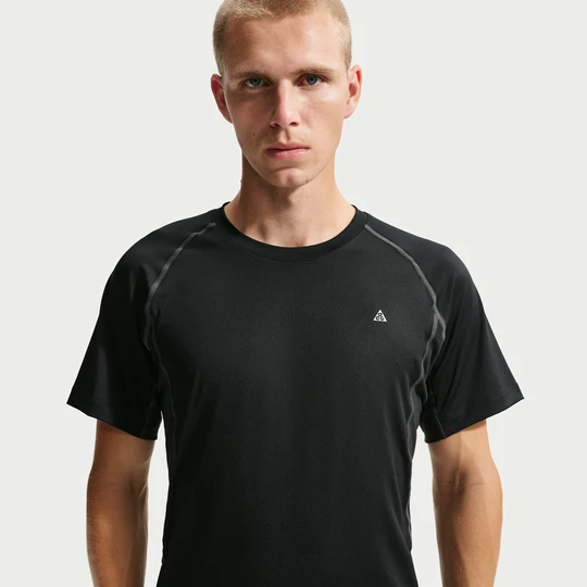 Zdjęcie produktu Męska bielizna termoaktywna z krótkim rękawem Dri-FIT Nike ACG „Wildsee” - Czerń