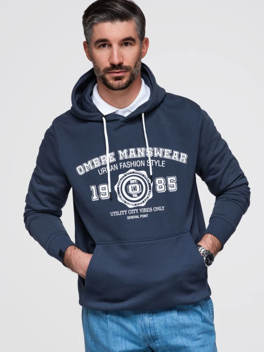 Zdjęcie produktu Męska bluza kangurka z kapturem i nadrukiem w stylu college – granatowa V2 Ombre Clothing