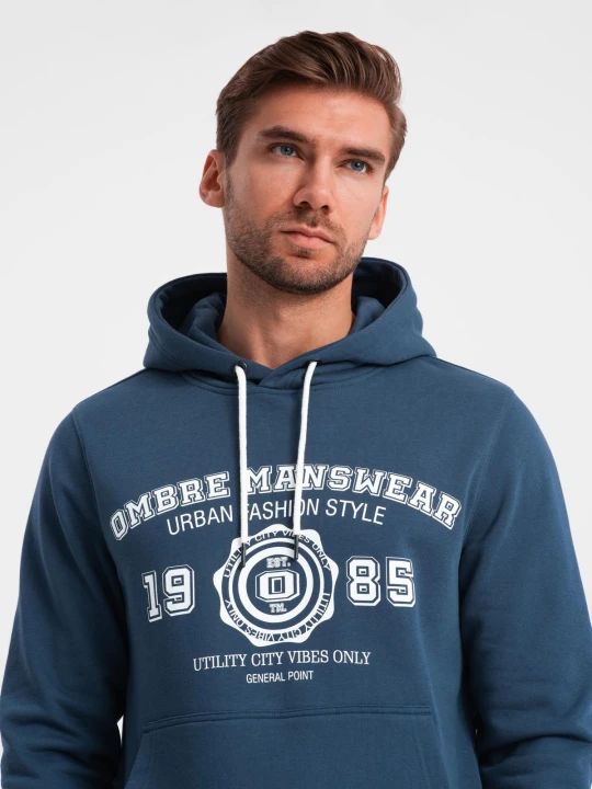 Zdjęcie produktu Męska bluza kangurka z kapturem i nadrukiem w stylu college – granatowa V2 Ombre Clothing