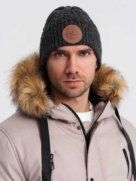 Zdjęcie produktu Męska czapka beanie z okrągłą tłoczoną naszywką – grafitowa V1 Ombre Clothing grafitowy