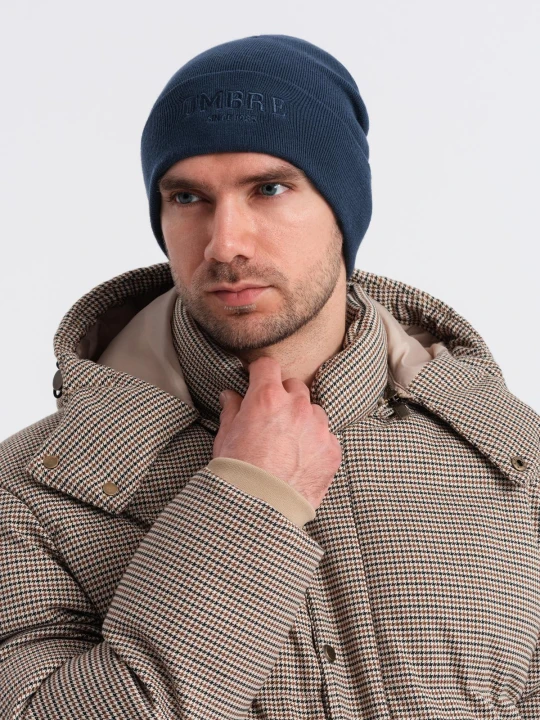 Zdjęcie produktu Męska czapka dzianinowa beanie z haftowanym napisem – granatowa V3 Ombre Clothing