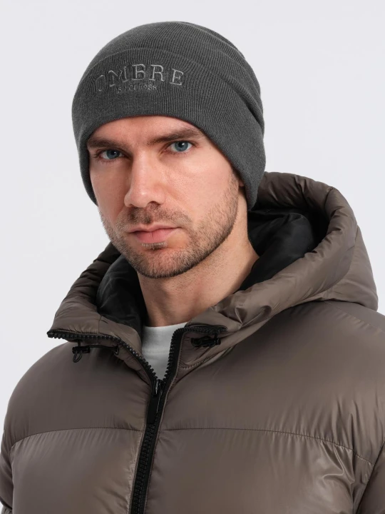 Zdjęcie produktu Męska dzianinowa czapka beanie z haftowanym napisem – grafitowa V2 Ombre Clothing grafitowy