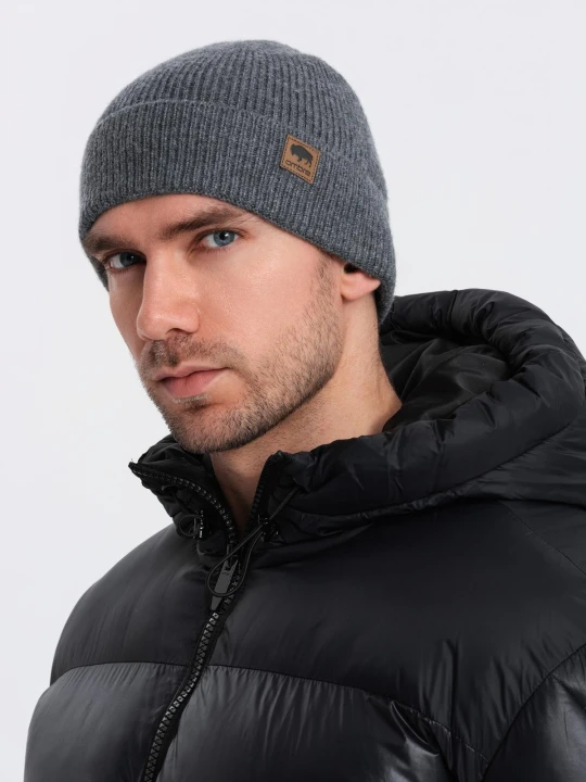 Zdjęcie produktu Męska dzianinowa czapka beanie z naszywką – szary melanż V2 Ombre Clothing