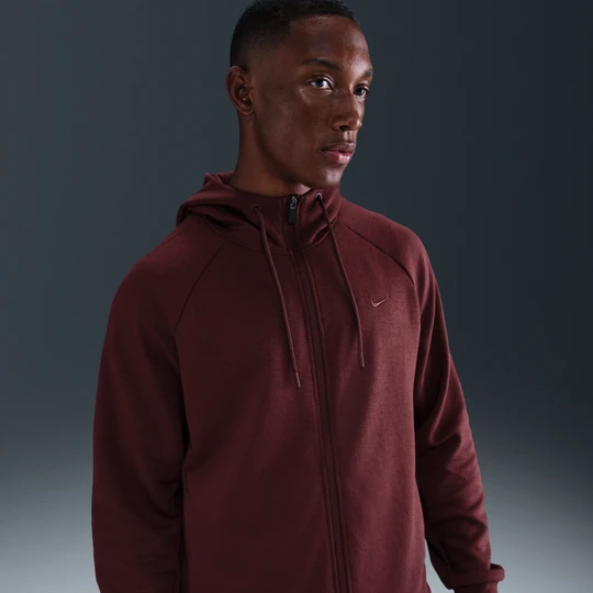 Zdjęcie produktu Męska funkcjonalna bluza z kapturem, zamkiem na całej długości i ochroną przed promieniowaniem UV Dri-FIT Nike Primary Fleece - Czerwony