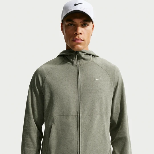 Zdjęcie produktu Męska funkcjonalna bluza z kapturem, zamkiem na całej długości i ochroną przed promieniowaniem UV Nike Primary NanoKnit Dri-FIT - Zieleń