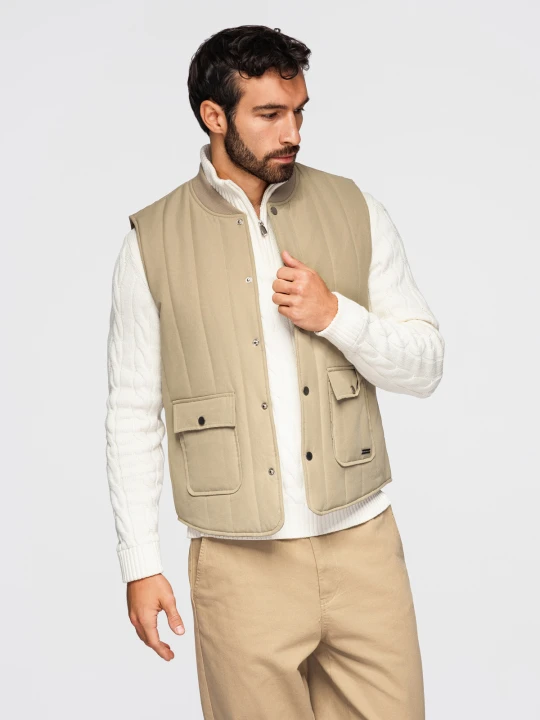 Zdjęcie produktu Męska kamizelka bezrękawnik casual na zatrzaski z pionowym pikowaniem - beżowa V2 - Rozmiar: S/M Ombre Clothing