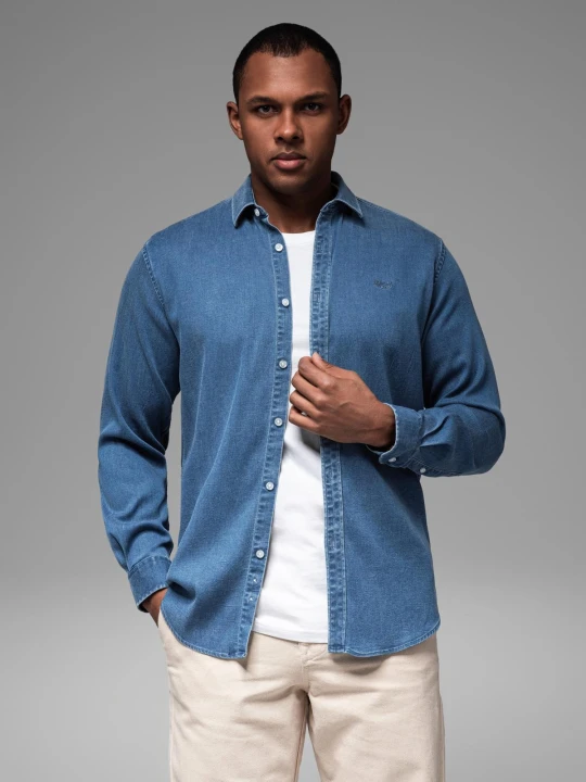 Zdjęcie produktu Męska koszula jeansowa z lyocellem oraz haftem na piersi – niebieska V2 Ombre Clothing