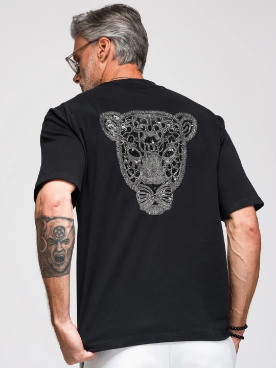 Zdjęcie produktu Męska koszulka loose fit z srebrno-czarną aplikacją pantery z cekinów i koralików na plecach - czarna V1 - Rozmiar: M Ombre Clothing