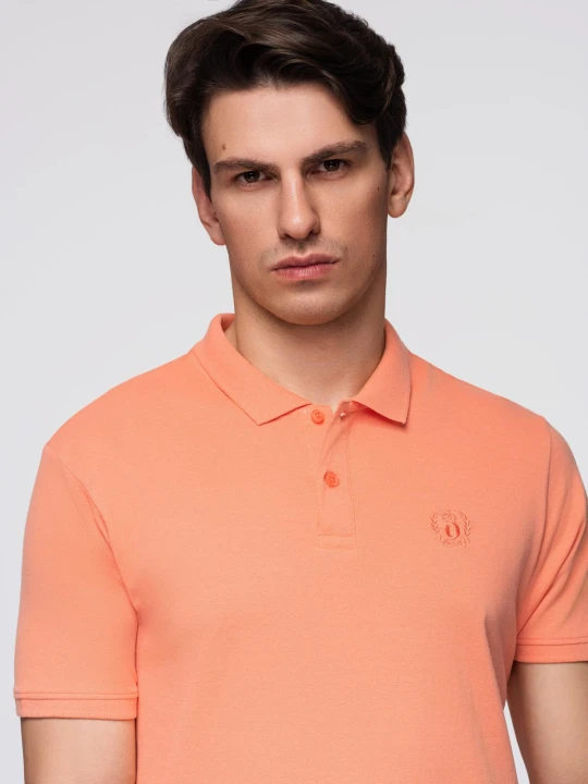 Zdjęcie produktu Męska koszulka polo jednokolorowa BASIC z dzianiny pique - brzoskwiniowa V19 - Rozmiar: M Ombre Clothing brzoskwiniowy