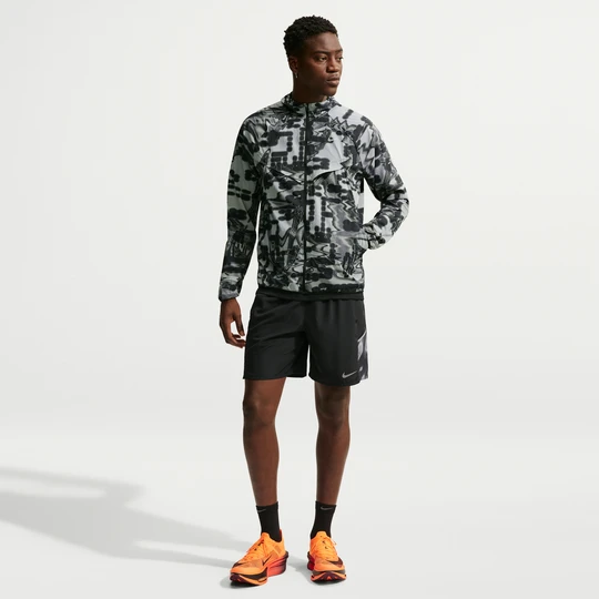 Zdjęcie produktu Męska kurtka do biegania z nadrukiem i ochroną przed promieniowaniem UV Repel Nike Stride - Szary