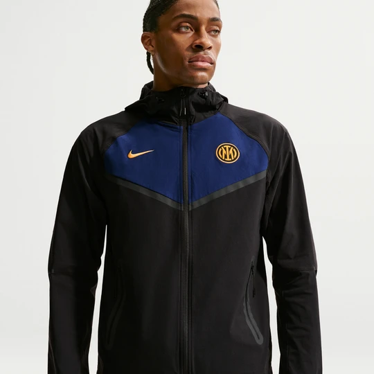 Zdjęcie produktu Męska kurtka piłkarska z tkaniny z zamkiem na całej długości Nike Inter Mediolan Tech Windrunner - Czerń