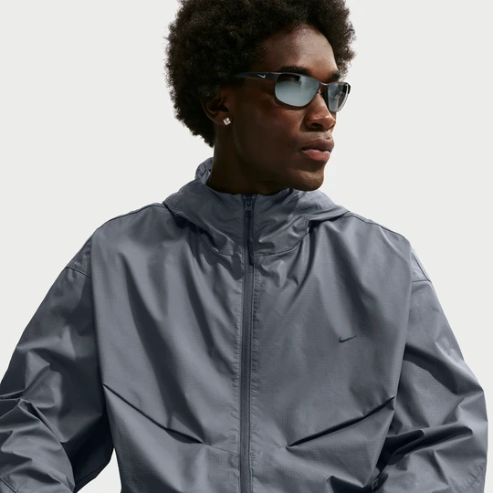 Zdjęcie produktu Męska luźna kurtka z elementami o designie odbijającym światło i zamkiem na całej długości Nike Tech - Niebieski