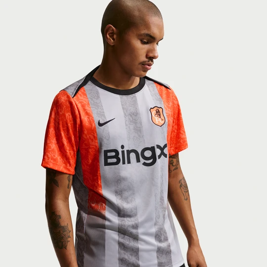 Zdjęcie produktu Męska przedmeczowa koszulka piłkarska z krótkim rękawem Nike Dri-FIT Chelsea F.C. Academy Pro SE - Szary
