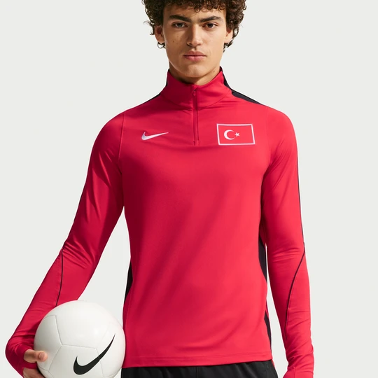 Zdjęcie produktu Męska treningowa koszulka piłkarska z zamkiem 1/2 Nike Dri-FIT Strike Drill Turcja 2026 - Czerwony