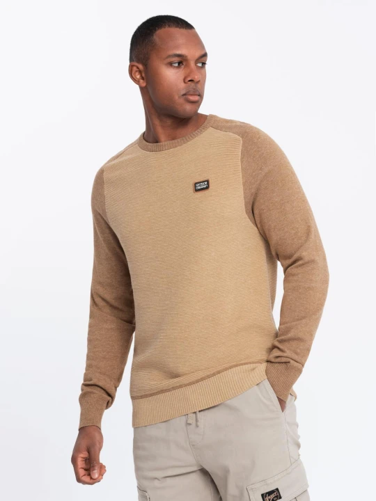 Zdjęcie produktu Męski bawełniany sweter z naszywką i raglanowymi rękawami – brązowy V4 - Rozmiar: S Ombre Clothing