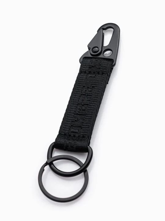Zdjęcie produktu Męski brelok do kluczy z karabińczykiem – czarny V1 Ombre Clothing