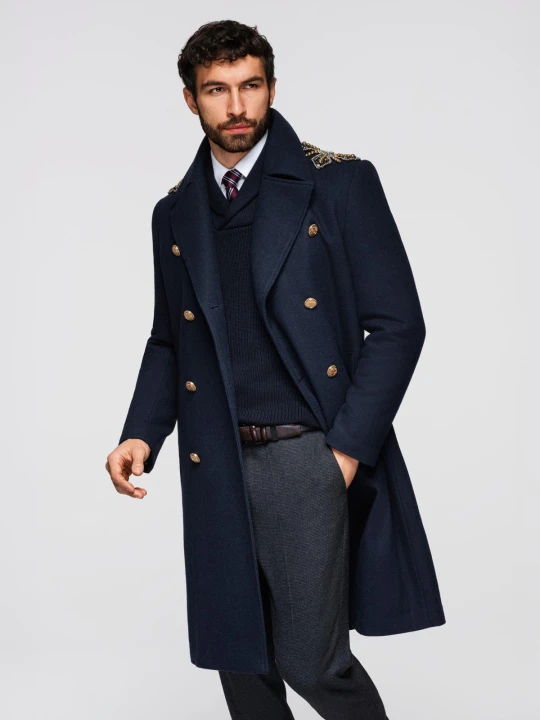 Zdjęcie produktu Męski dwurzędowy płaszcz z wełną oraz ozdobnymi aplikacjami na ramionach - V1 granatowy Ombre Clothing