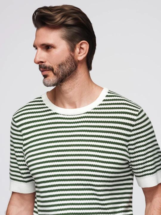 Zdjęcie produktu Męski dzianinowy t-shirt w marynarskie paski z ażurowym splotem – oliwkowo-biały V3 - Rozmiar: XL Ombre Clothing oliwkowy