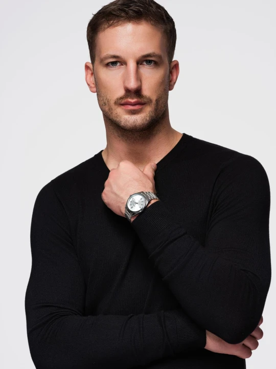 Zdjęcie produktu Męski klasyczny sweter z wiskozą BASIC z okrągłym dekoltem – czarny V2 - Rozmiar: L Ombre Clothing