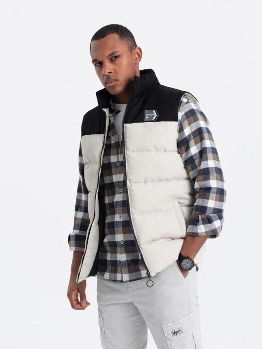 Zdjęcie produktu Męski pikowany bezrękawnik w kontrastowych kolorach - kremowy V1 - Rozmiar: S / M Ombre Clothing