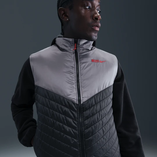 Zdjęcie produktu Męski piłkarski bezrękawnik o średniej grubości Nike Therma-FIT Atlético Madryt Windrunner - Czerń