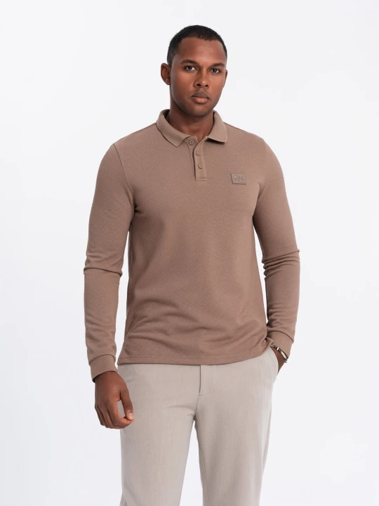 Zdjęcie produktu Męski strukturalny longsleeve polo z naszywką – brązowy V4 - Rozmiar: L Ombre Clothing