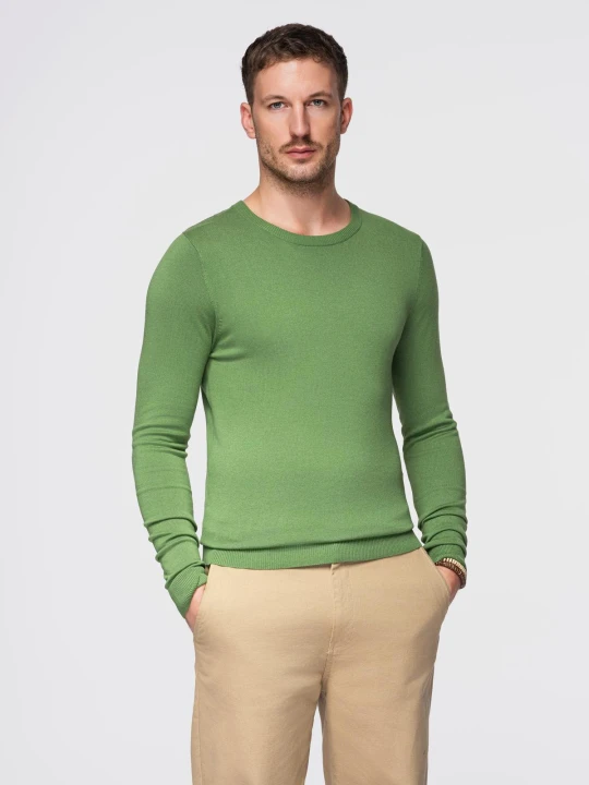 Zdjęcie produktu Męski sweter klasyczny z wiskozą BASIC z okrągłym dekoltem – zielony V13 - Rozmiar: L Ombre Clothing