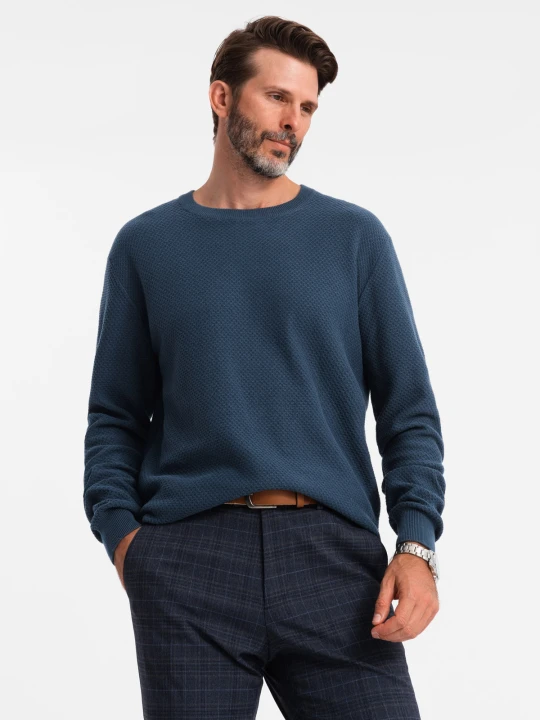 Zdjęcie produktu Męski sweter RELAXED FIT z dzianiny o diamentowym splocie – granatowy V2 Ombre Clothing