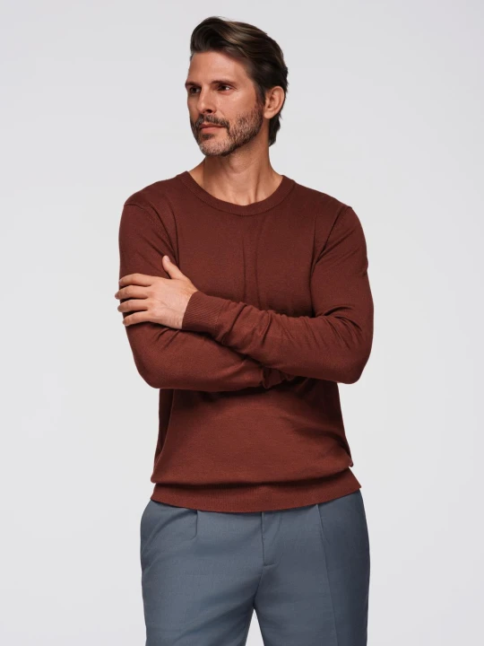 Zdjęcie produktu Męski sweter z okrągłym dekoltem z elastycznej dzianiny o klasycznym splocie - bordowy V4 - Rozmiar: S Ombre Clothing