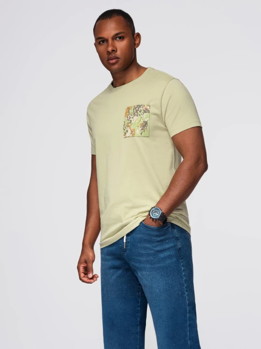 Zdjęcie produktu Męski t-shirt bawełniany z printowaną kieszonką – jasnooliwkowy V2 - Rozmiar: L Ombre Clothing